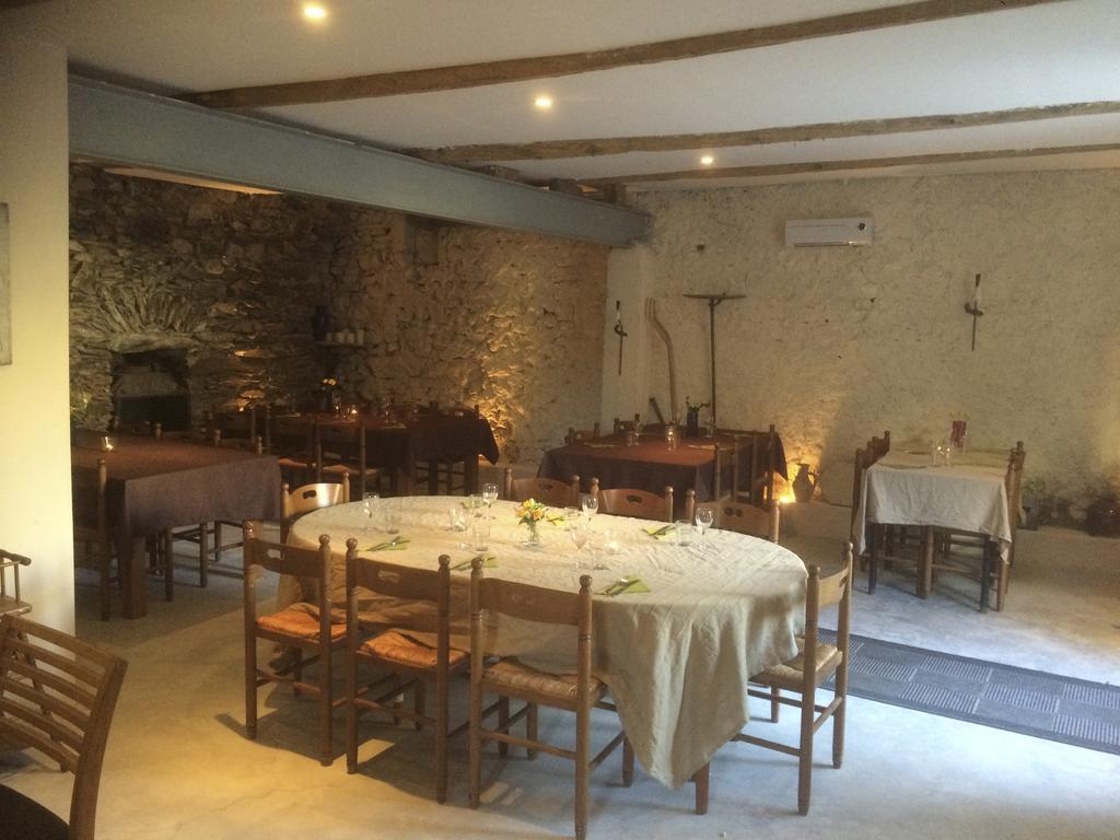 Chez Les Amis Saint-Nazaire-de-Ladarez Exterior foto